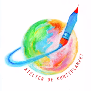 Logo kinderatelier in Zaltbommel in de vorm van een kunstplaneet met gekleurde vlakken en een blauwe ring eromheen die wordt geschilderd door een kwast in de vorm van een raket